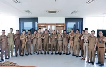 Peratin Se Kecamatan Karya Penggawa Dan Peratin Se Kecamatan Bangkunat Ber audensi Dengan Pemerintah Daerah Kabupaten Pesisir Barat