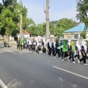 Satlantas Polres Langkat Melaksanakan Pengawalan dan Pengaturan Giat Gerak Jalan Dalam Rangka Ospek Mahasiswa Baru Akper Pal