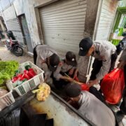 Siswa Diktukba Polri SPN Polda Jatim Punguti Sampah di Pasar Mojokerto, Pedagang: “Bikin Hati Adem”