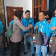 Polri Untuk Masyarakat : Polres Bondowoso Berbagi Sembako Untuk Ojol Sambut Hari Lalu Lintas Bhayangkara ke – 70