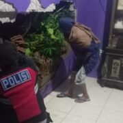 Unit Patroli Sat Samapta Polres Purwakarta Lakukan Pengecekan Rumah Terdampak Longsor