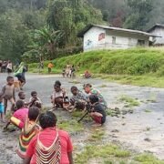 Babinsa Koramil 1717-03/Beoga Bersama Warga Gelar Karya Bhakti di Bandara Beoga