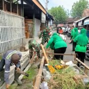 Jelang HUT TNI ke 80, Koramil 0809/02 Pesantren Bersama Lembaga Lintas Sektor Bersihkan Pasar Pahing