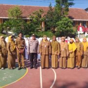 Kapolsek Prigen Jadi Komandan Upacara di SMKN 1 Prigen, Ajak Siswa Cegah Kenakalan Remaja dan Jauhi Narkoba