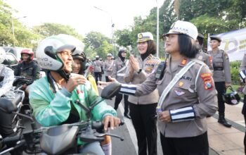 Gatur Lalin Sambil Berbagi Helm dan Cokelat Polwan Polda Jatim Peringati Hari Jadi Polisi Wanita ke 77