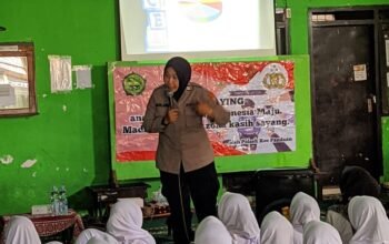 Cooling system Polsek Pandaan Masuk Pesantren, Edukasi Santri Soal Tertib Jalan dan Bahaya Perundungan