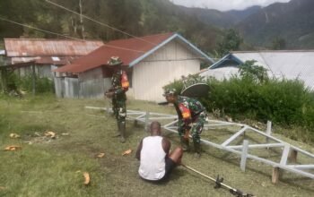 Pererat Kebersamaan, Babinsa Koramil Beoga Ajak Warga Gotong Royong