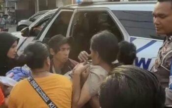 Tindakan Humanis Polantas Pengawal Gubernur Jatim Tolong Ibu Akan Melahirkan di Jalan
