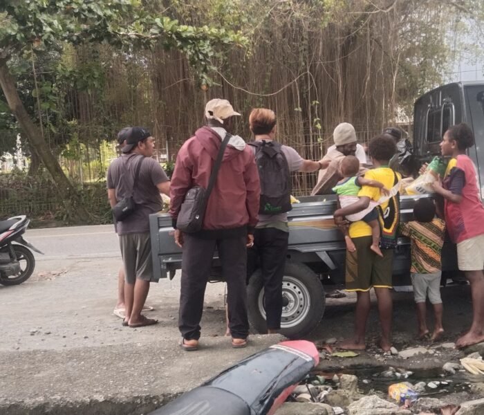 Satgas TNI AU Korpasgat Kembali Gelar Gerakan Pangan Murah di Pantai Nabire