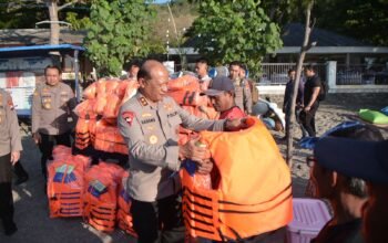 “Kapolda Jatim Kunjungi Nelayan dan Sadar Wisata di Pantai Pasir Putih Situbondo, Berikan Bantuan dan Apresiasi”