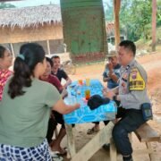 Bhabinkamtibmas Desa Bukit Selamat Sambangi Warga, Ajak Bijak Bermedsos