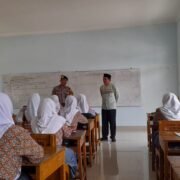 Sambang Sekolah, Polsek Plered Sampaikan Bahaya Narkoba dan Kenakalan Remaja