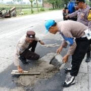 Polsek Plemahan Tambal Jalan Bogo – Kunjang, Bukti Polisi Peduli Warga
