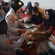 Polwan Polresta Sidoarjo Beri Pendampingan Keluarga Korban di Ponpes Al Khoziny