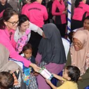 Ketua Umum Bhayangkari Salurkan 5.000 Paket Bansos, Gelar Bakti Kesehatan dan Religi di NTT