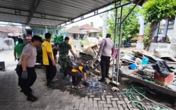 Polsek Rembang Gelar Baksos Peduli Pasca Kebakaran di Desa Pandean
