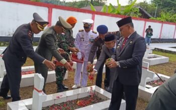 Komandan lanal Nabire Ziarah Nasional Peringati HUT ke-80 TNI di TMP Nabire