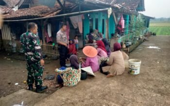 Sampaikan Bahaya Narkoba, Babinsa Dan Bhabinkamtibmas Polsek Plered Gelar Jumat Curhat