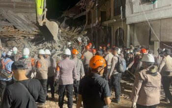Ratusan Personel Polresta Sidoarjo Berjibaku Bersihkan Puing Bangunan Ponpes Al Khoziny