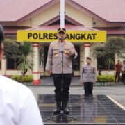 Berprestasi Dalam Menjalankan Tugas Kepolisian,Kapolres Langkat Berikan Piagam Penghargaan