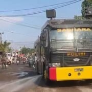 Polres Gresik Terjunkan Water Cannon Respon Keluhan Warga Soal Jalan Berdebu Imbas Proyek Pelebaran