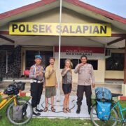 Dua Turis asal Jerman Menginap di Polsek Salapian dalam Perjalanannya Menuju Ke Objek Wisata Bukit Lawang