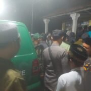 Jenazah Korban Robohnya Bangunan Ponpes Al Khozini Tiba di Wonorejo, Polisi dan Warga Gelar Takziah