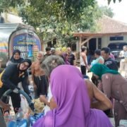 Polsek Sukorejo Bagikan Dua Tangki Air Bersih, Warga Kenduruhan Antusias Pada Polri