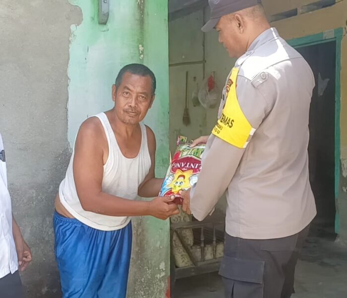 Anggota Polsek Pagu Gelar Kegiatan Jumat Berkah, Bantu Warga Kurang Mampu