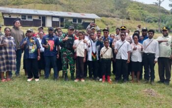 Dandim 1717 Puncak Letkol Inf. Himawan Ady S., S.IP Dampingi Bupati Elvis Tabuni Tinjau Pembangunan Tugu Injil dan Sekolah Teologi Eromaga