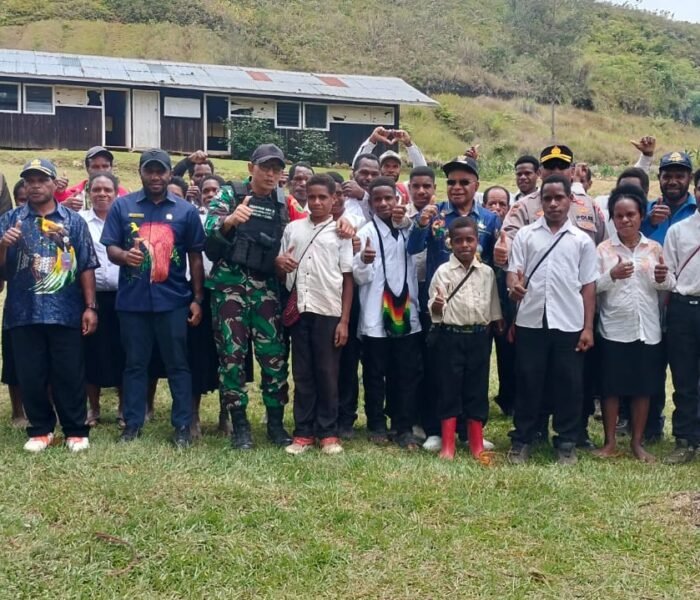 Dandim 1717 Puncak Letkol Inf. Himawan Ady S., S.IP Dampingi Bupati Elvis Tabuni Tinjau Pembangunan Tugu Injil dan Sekolah Teologi Eromaga