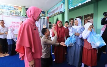 Sambut HKGB ke-73, Bhayangkari Bojonegoro Gelar Bakti Sosial di SLB Putra Harapan