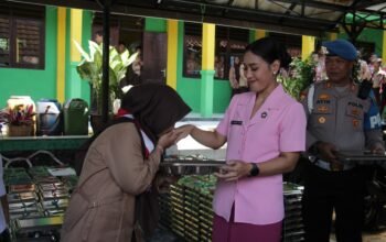 Kapolres Purwakarta dan Ketua Bhayangkari Berikan Makanan Bergizi Untuk Anak-Anak