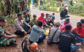 Sinergitas TNI-Polri, Babinsa dan Bhabinkamtibmas Polsek Cibatu Ajak Warga Peduli Lingkungan