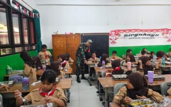 Babinsa Cibubur, Serda AUF Gafdafi, Tinjau Makan Gizi Gratis di SDN 05 Cibubur, Pastikan Kualitas Makanan Sesuai Standar