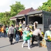 Polda Jatim Peduli Masyarakat Gelar Baksos Salurkan Bantuan Untuk Ribuan Warga