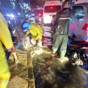 Hujan Deras Sebabkan Genangan di Margonda, Polisi Sigap Atasi Kemacetan dan Bantu Pengendara