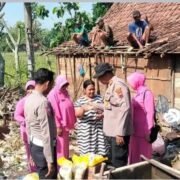 Polsek Randublatung Laksanakan Bakti Sosial di Lokasi Bencana Rumah Roboh Akibat Angin Puting Beliung