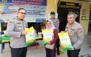 Senyum Sumringah Warga , Peroleh Beras Murah dari Polres Gresik di Hari Pangan Sedunia