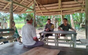 Bhabinkamtibmas Polsek Hinai Sambangi Warganya Sampikan Pesan Kamtibmas dan Ingatkan Warga Cuaca Ekstrim Saat Ini