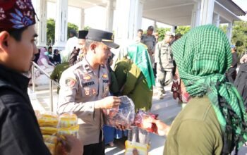 “Humanis, Polisi Berbagi Roti dan Air untuk Massa Aksi Damai Alumni Ponpes di Situbondo Berlangsung Sejuk”