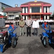 Kapolres Jember Serahkan 2 Unit Traktor Dukung Ketahanan Pangan