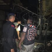 Quick Respon, Brimob Kompi 2 Batalyon B Pelopor Polda Aceh Bantu Padamkan Kebakaran di Langsa