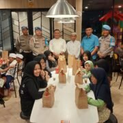 Polresta Sidoarjo Berbagi, Ajak Anak Yatim Makan Malam Bergizi