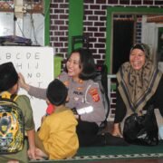 Polwan Polres Purwakarta Laksanakan Kegiatan “Polwan Mengajar” di TPA Cikolotok