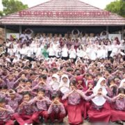 Ibu Wapres RI Bagikan Kacamata Gratis dan Periksa Kesehatan Anak Sekolah di Kabupaten Bandung