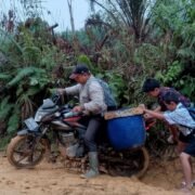 Sangat Memilukan Seorang Guru SMPN 06 Satap Sungai Laur, Keluhkan Akses Jalan Natai Sengkujut Yang di Laluinya Pergi Mengajar Demi Tugas