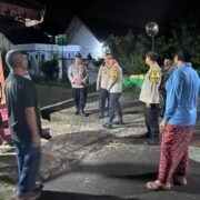 Kasi Propam Polres Kediri Patroli, Pantau Warga Jaga di Pos Satkamling Desa Dungus Kecamatan Kunjang