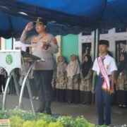 Upacara Bendera di Sekolah Al Maksum Stabat, Kapolres Langkat Sampaikan Pesan Moral dan Kedisiplinan