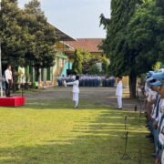 PJU Polres Kediri Kota Jadi Pembina Upacara di Sekolah, Tekankan Disiplin dan Tertib Bermedia Sosial